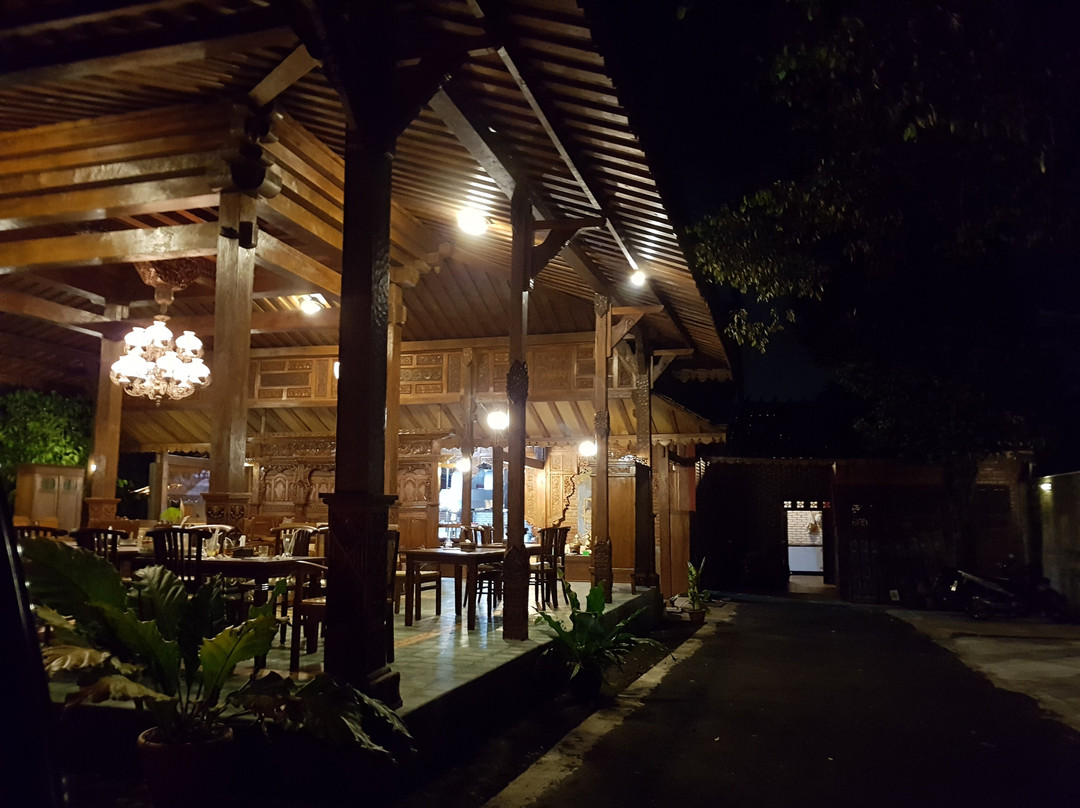 Pedak餐馆和美食-Omah Palgading Resto