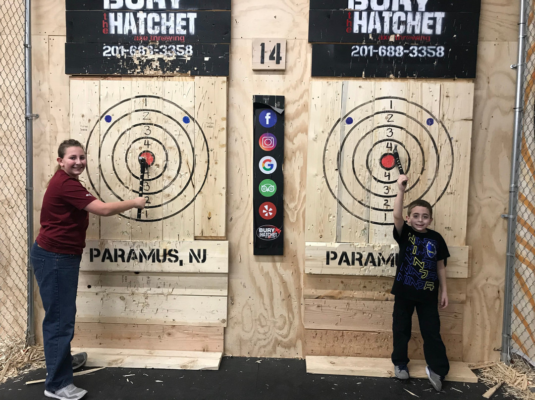 Bury the Hatchet Paramus - Axe Throwing景点图片