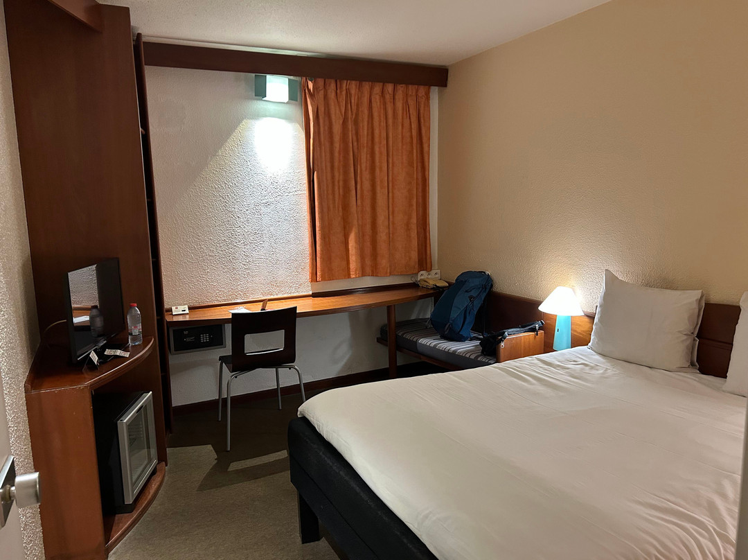 宜必思杜阿拉酒店主图