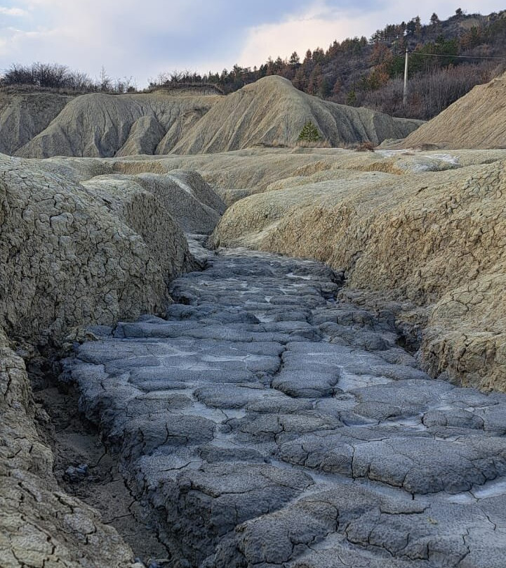 Vulcanii Noroiosi (Muddy Volcanoes)景点图片