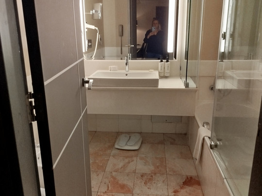 假日套房酒店主图