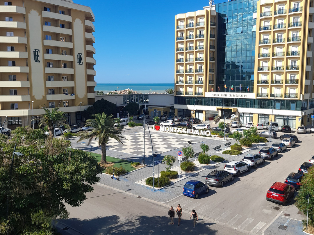 都卡德里阿布鲁兹酒店主图