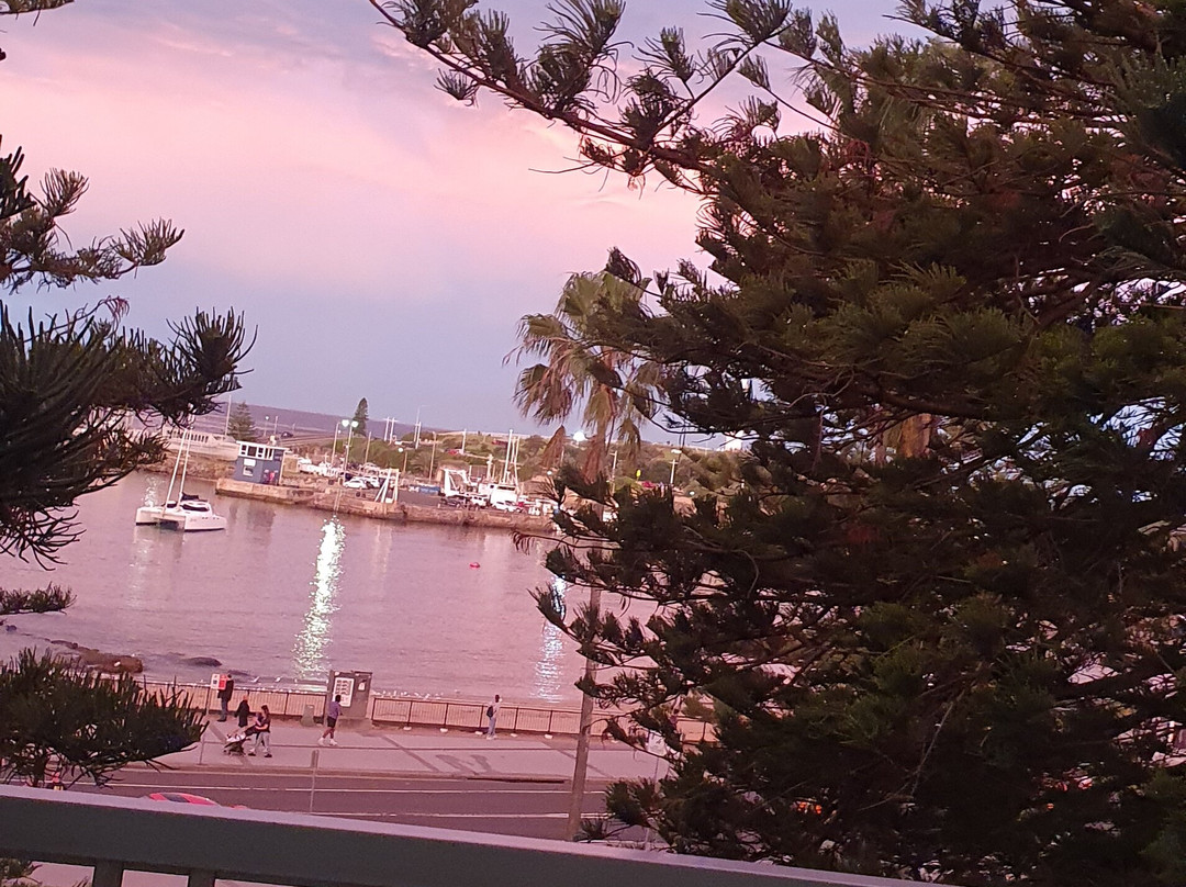 游艇码头汽车旅馆主图