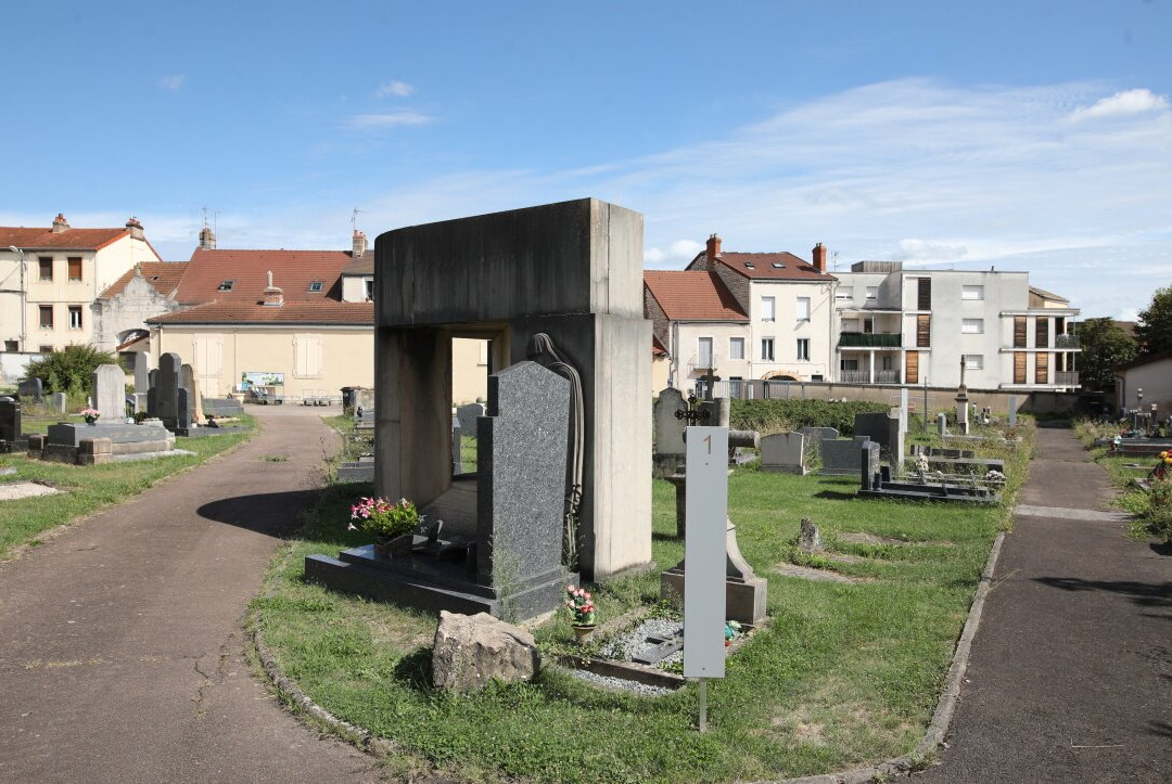 Cimetière De L'est-索恩河畔沙隆必去景点