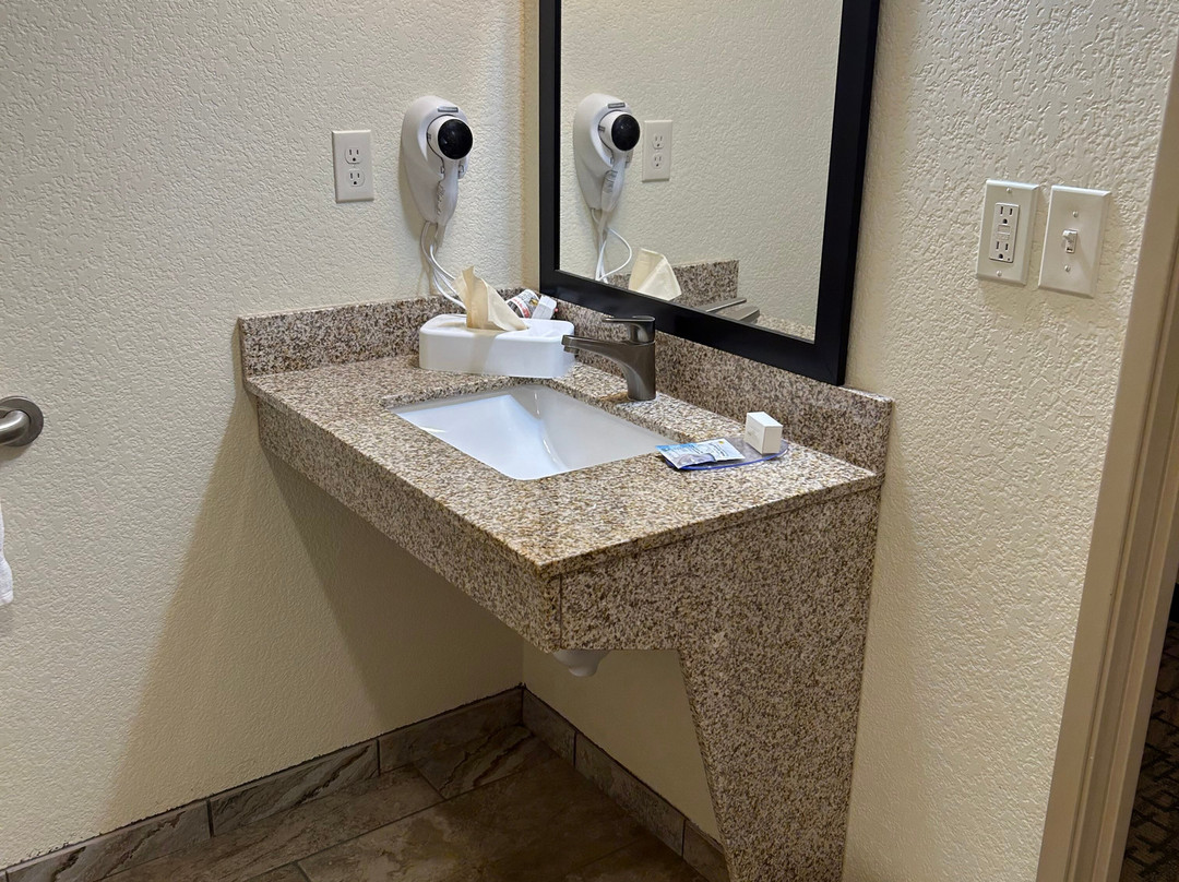 Cobblestone Inn & Suites主图