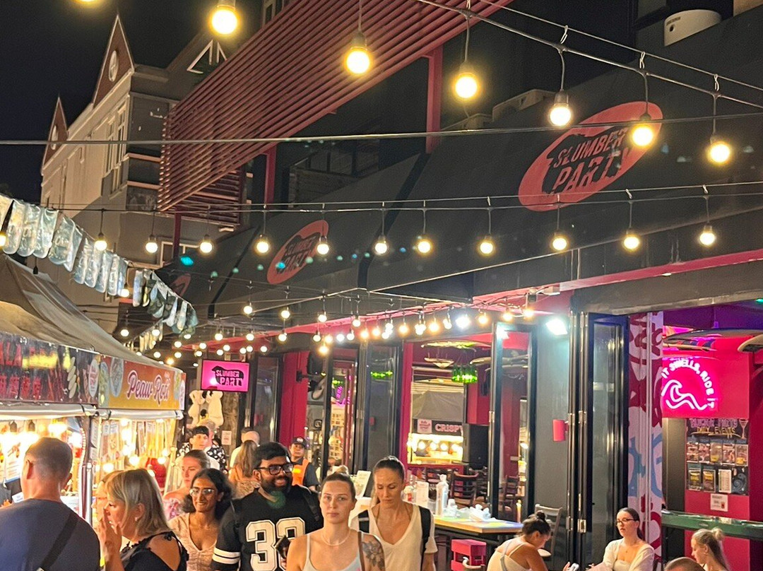 Kata Walking Street-卡塔海滩必去景点