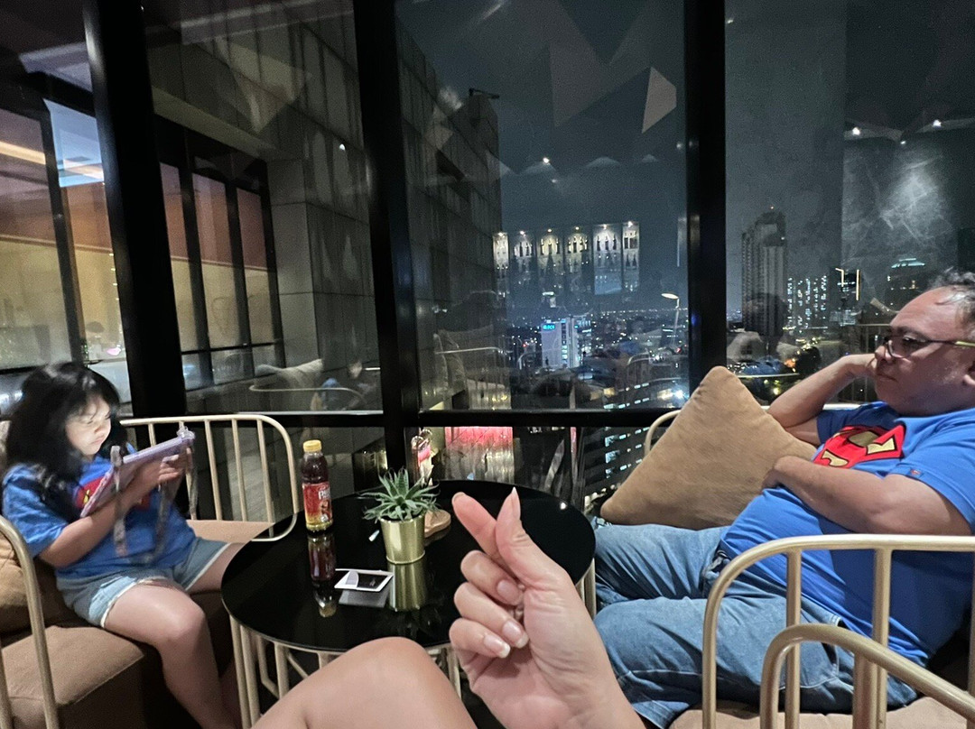 Whiz Luxe Hotel Spazio Surabaya主图