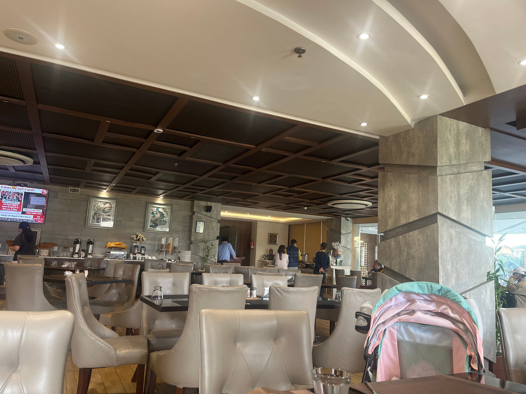 Hotel Saffron Crest主图