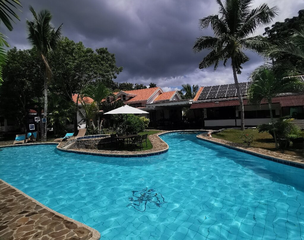 福茂萨波荷别墅酒店主图