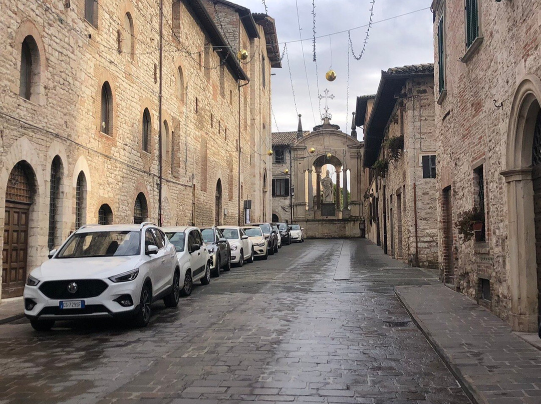 Statua di Sant'Ubaldo-古比奥必去景点