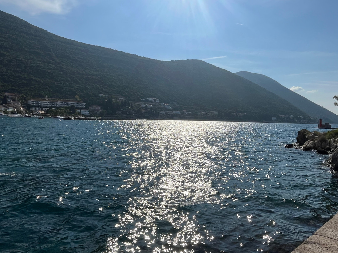 Kip Majke Božije na ulazu u trpanjsku luku