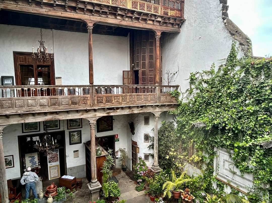 维多利亚乡村大酒店主图