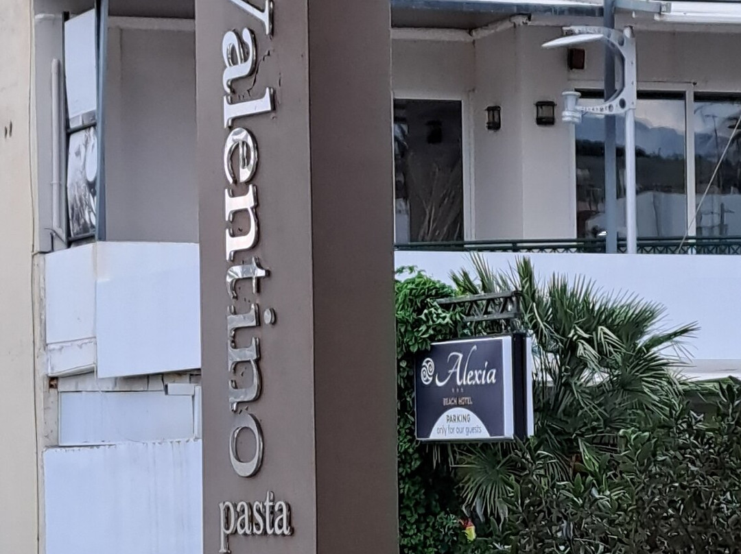 奥斯卡村庄套房酒店主图