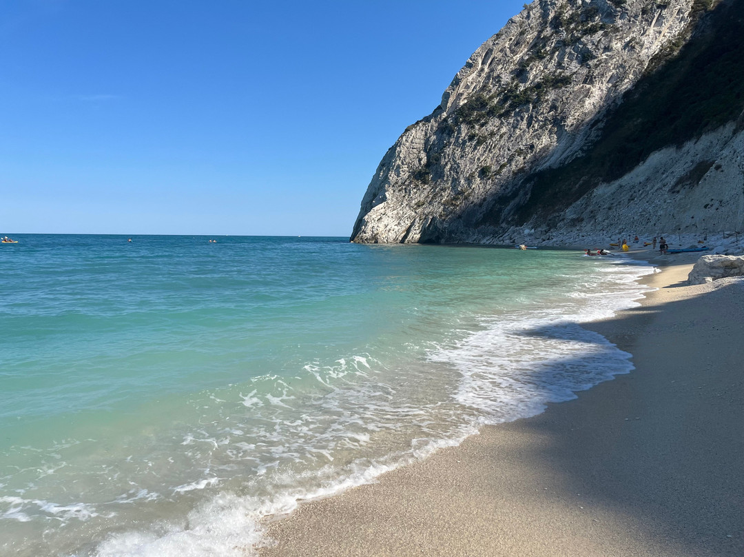 Spiaggia Delle Due Sorelle-Sirolo必去景点
