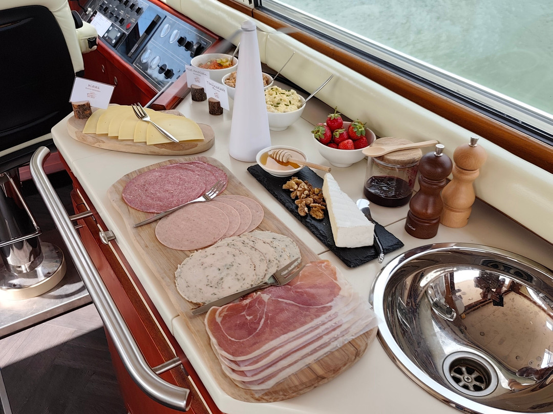Private Yacht Charter-Alphen必去景点