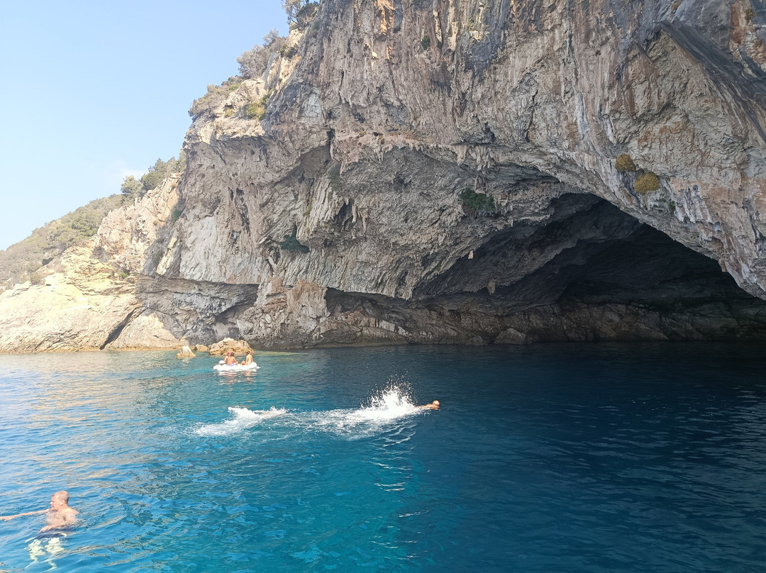 Papanikolis Cruise Boat-Nidri必去景点
