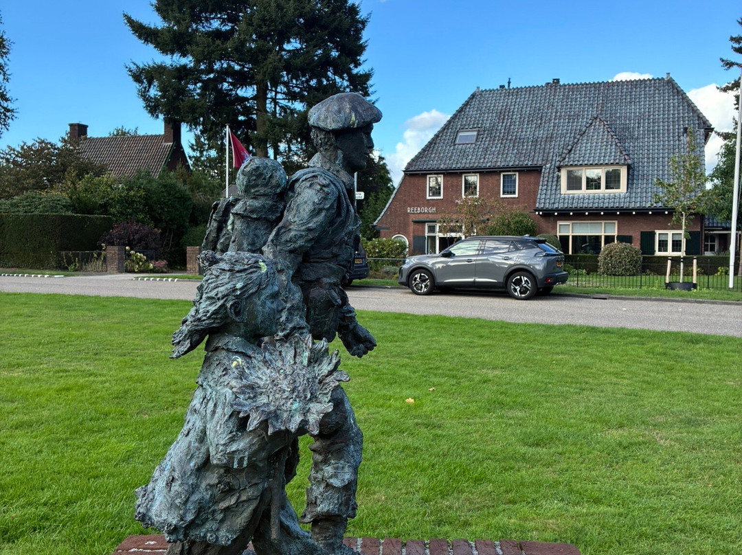 Soldaat met bloemenmeisje Monument-Oosterbeek必去景点