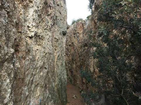 El Papiol旅游景点-Les Escletxes