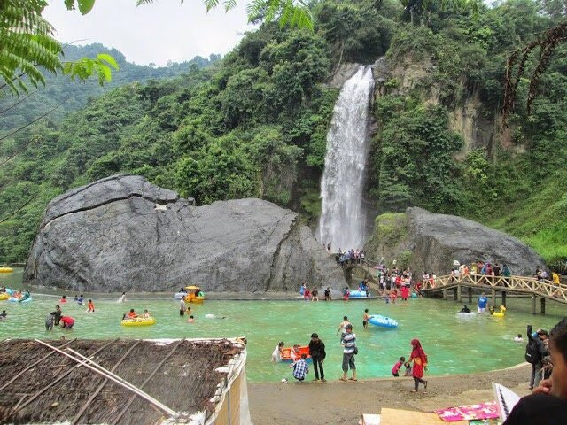 Bidadari Waterfall景点图片