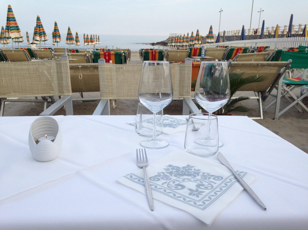 Holiday Restaurant