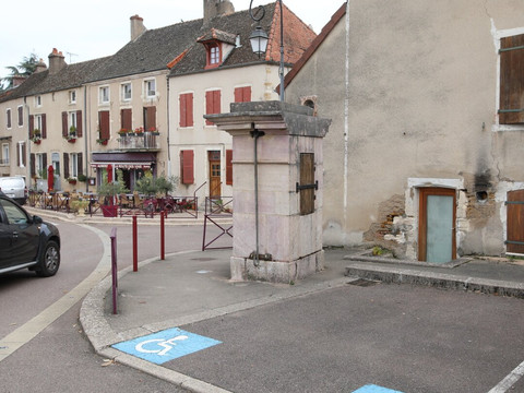 Fontaine Rue Des Quatre Chemins