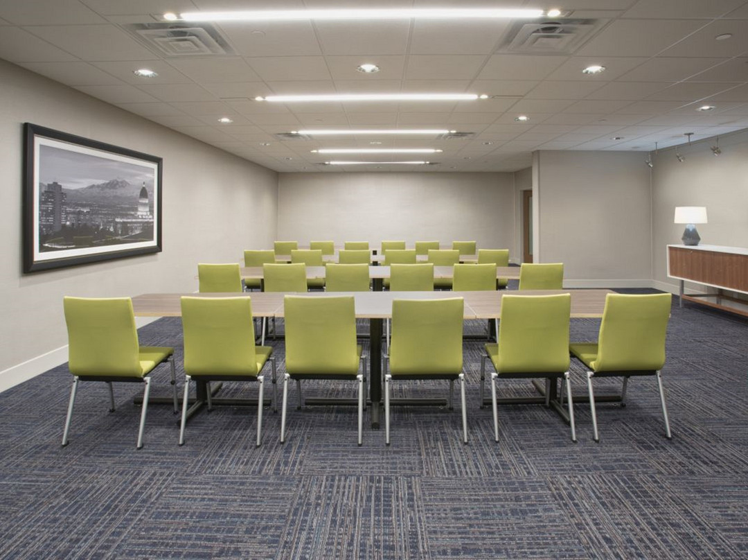 Holiday Inn Express & Suites Kingfisher By IHG主图