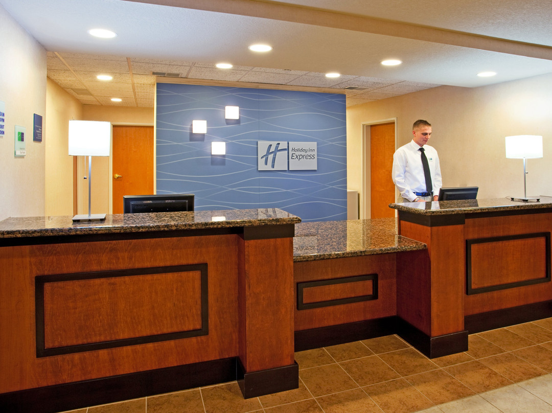 东兰辛智选假日套房酒店主图