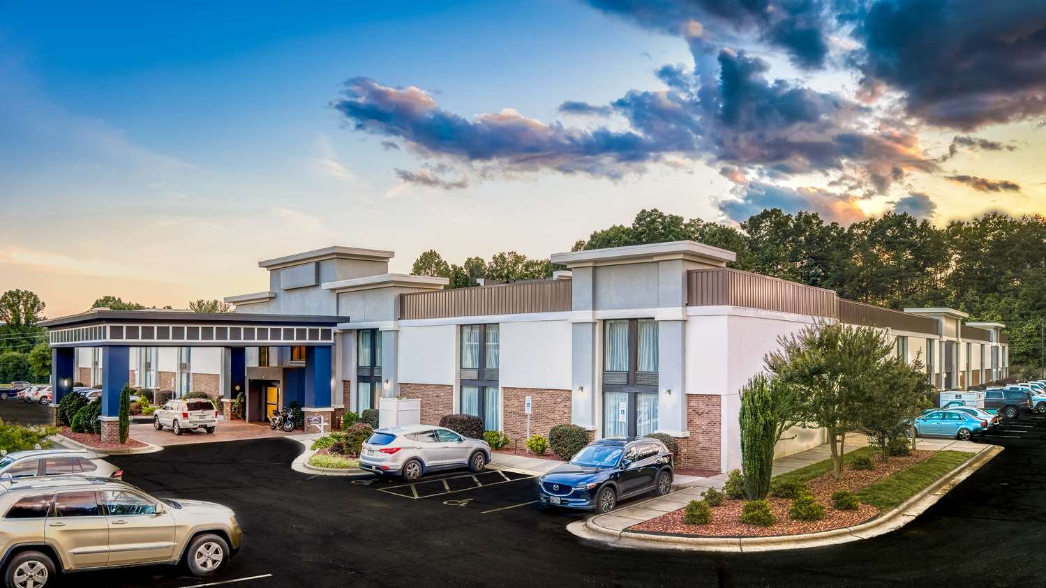 Best Western Plus Yadkin Valley Inn & Suites-官方