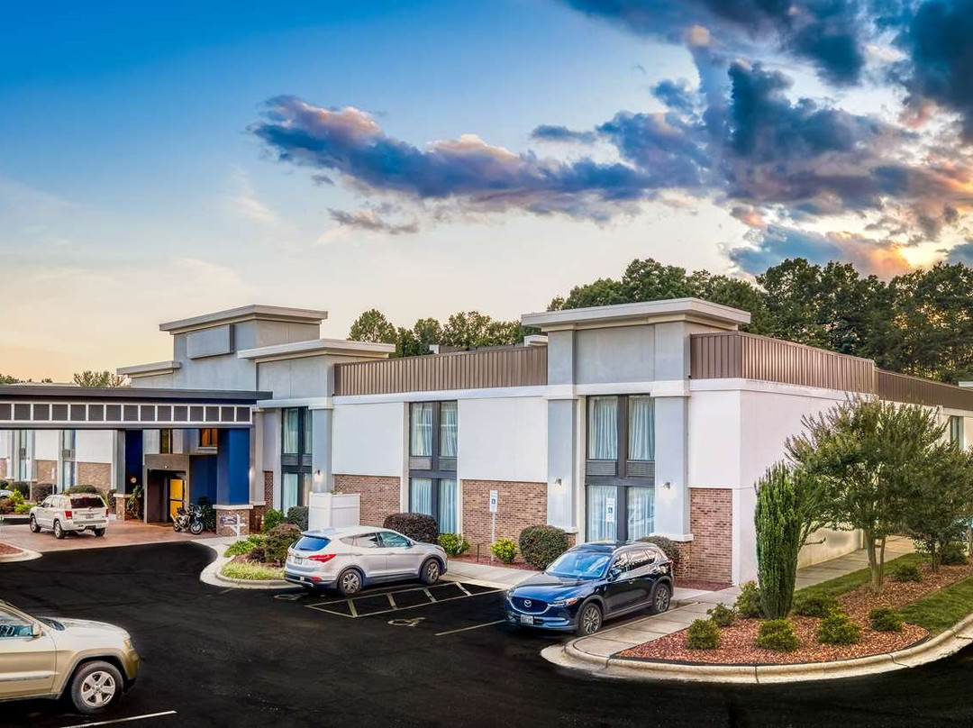 Best Western Plus Yadkin Valley Inn & Suites主图