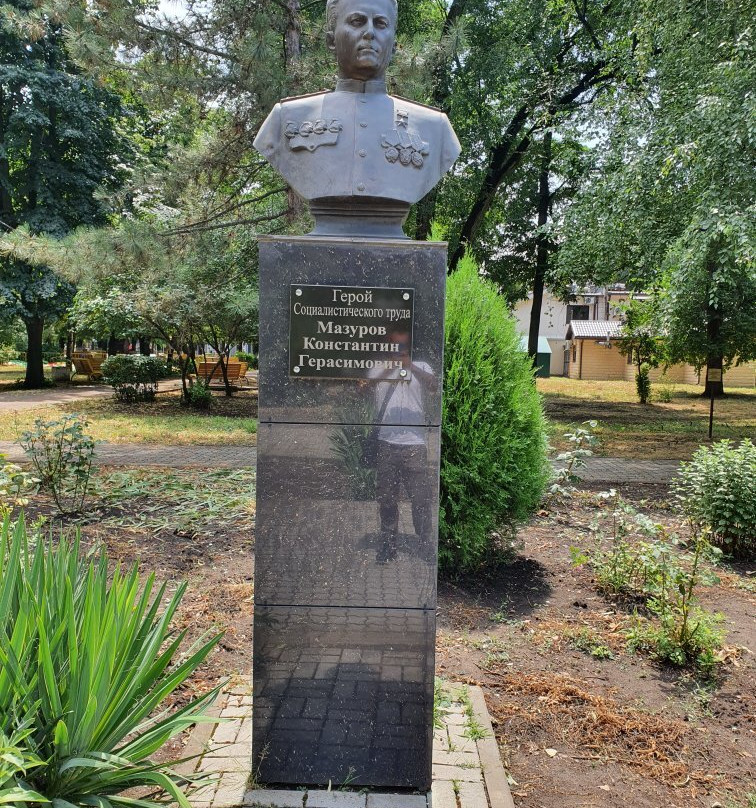 Monument to the Hero of Socialist Labor Mazurovu景点图片