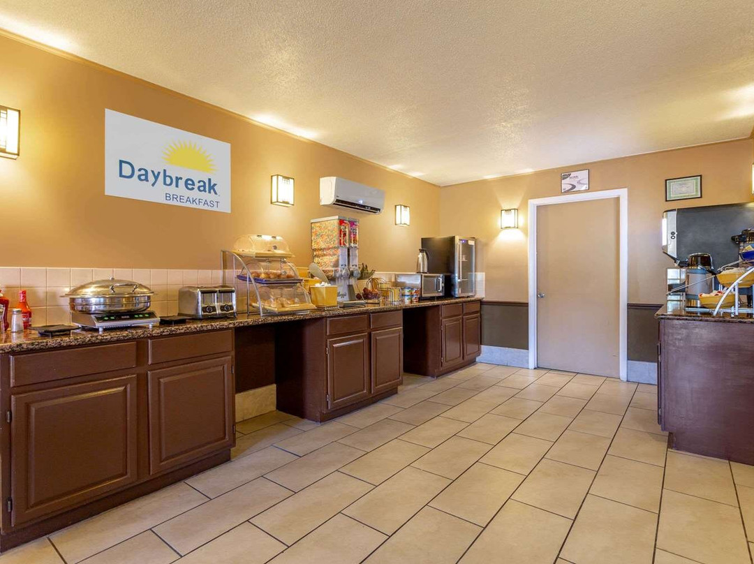Days Inn by Wyndham Breezewood主图