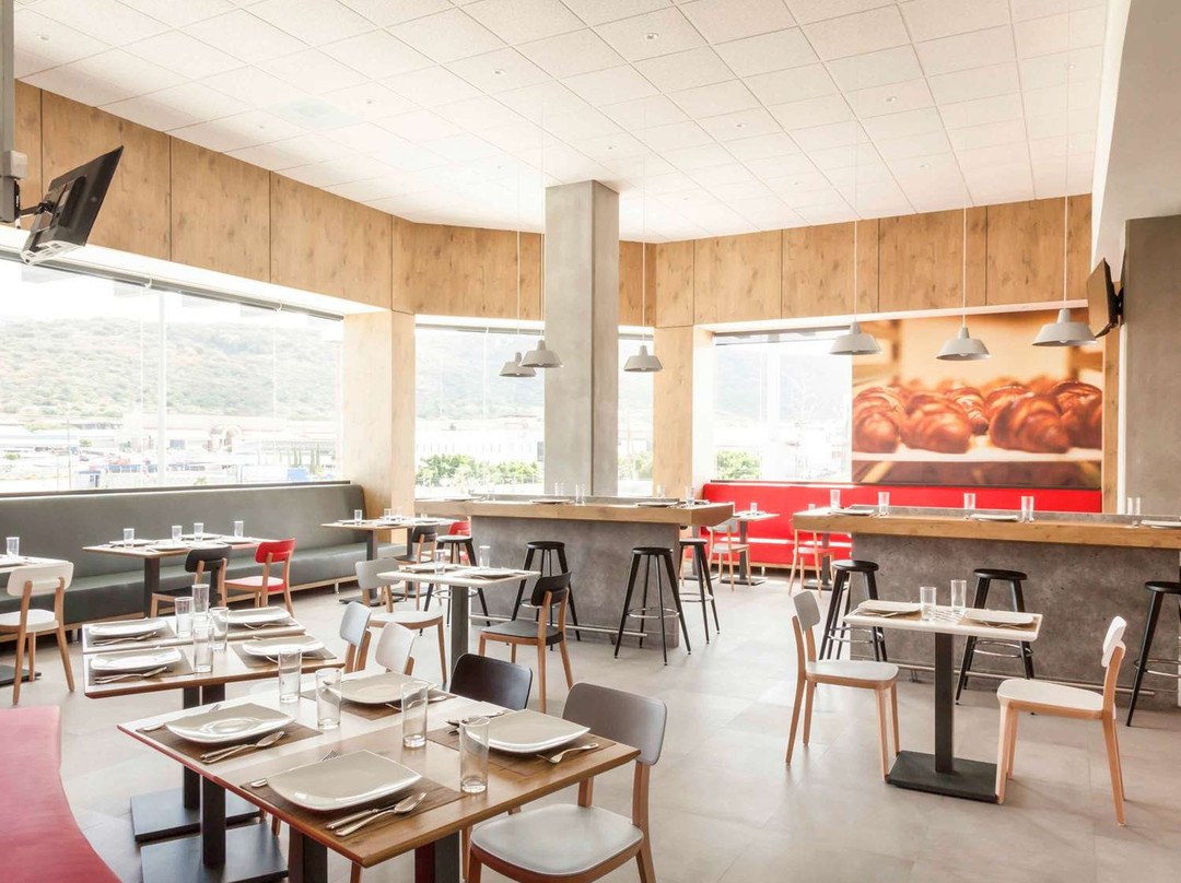 宜必思克雷塔罗酒店主图