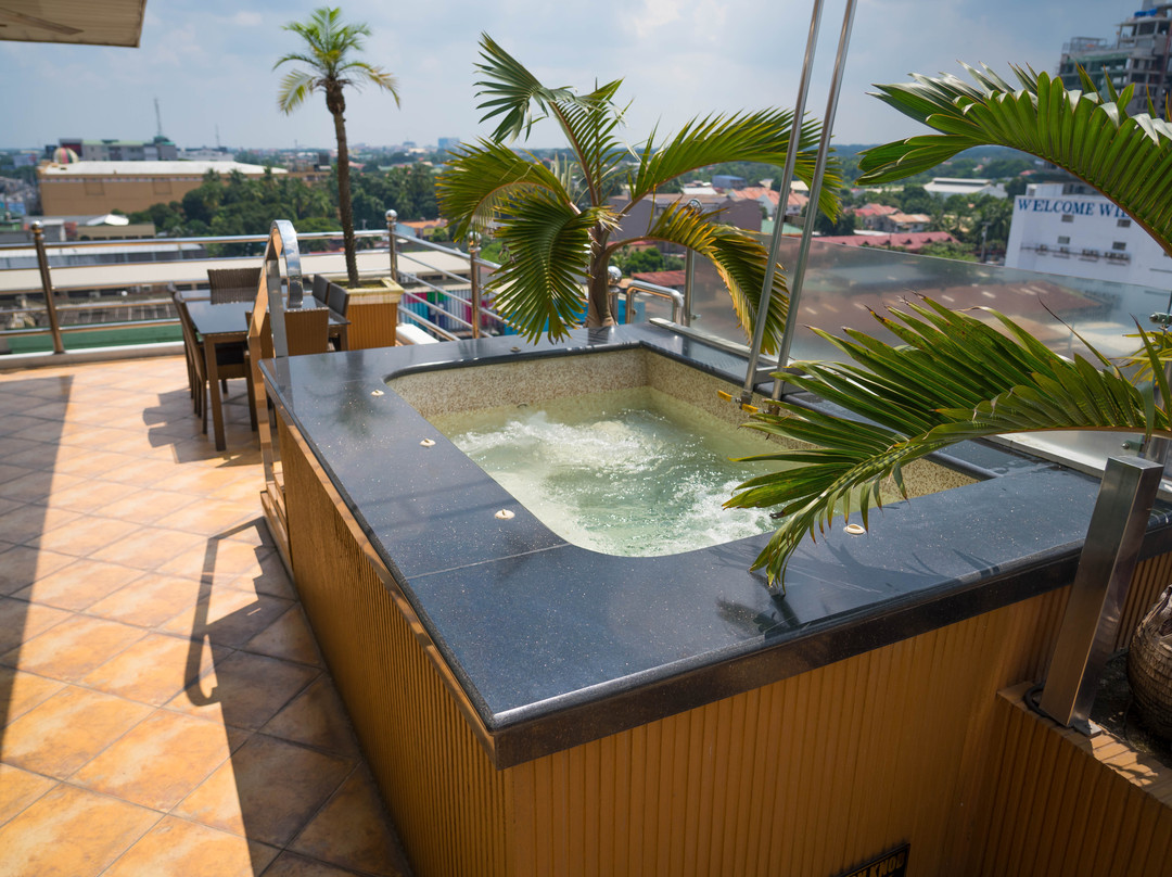 康达泰费尔德斯广场套房酒店主图