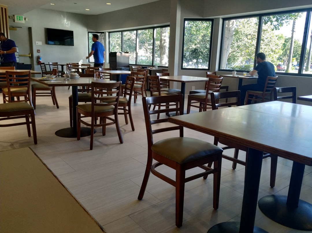 桑尼维尔卡尔森乡村套房旅馆主图