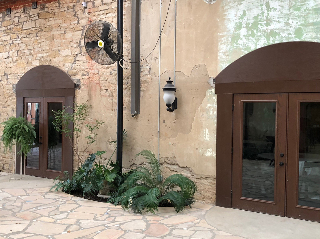 Blanket旅游景点-Stone Eagle Beer Garden