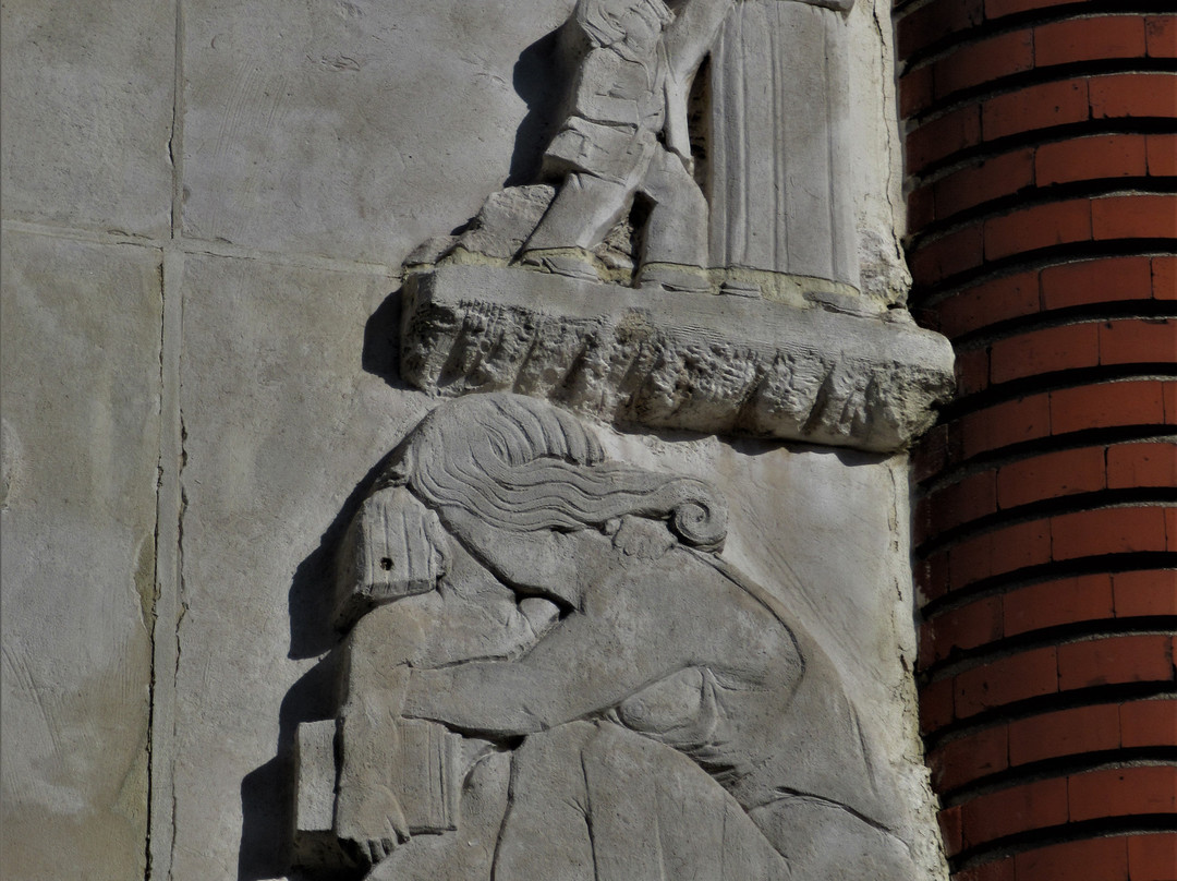 Bas-relief signalant l'entrée de l'école de filles-Romainville必去景点
