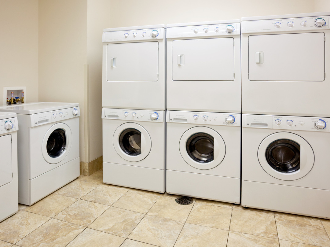 西密尔沃基奥科诺莫沃克驻桥套房酒店主图