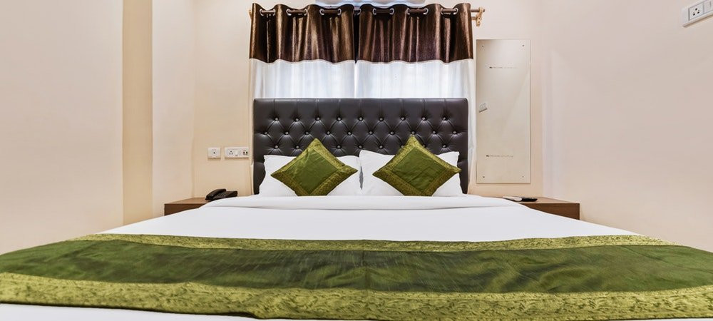 SilverKey Executive Stays 37812 Royal Crown Airport主图