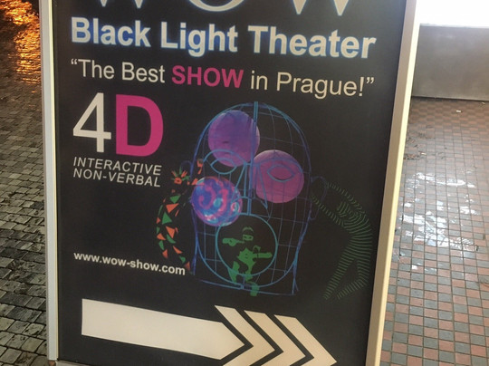 WOW Black Light Theater-布拉格必去景点