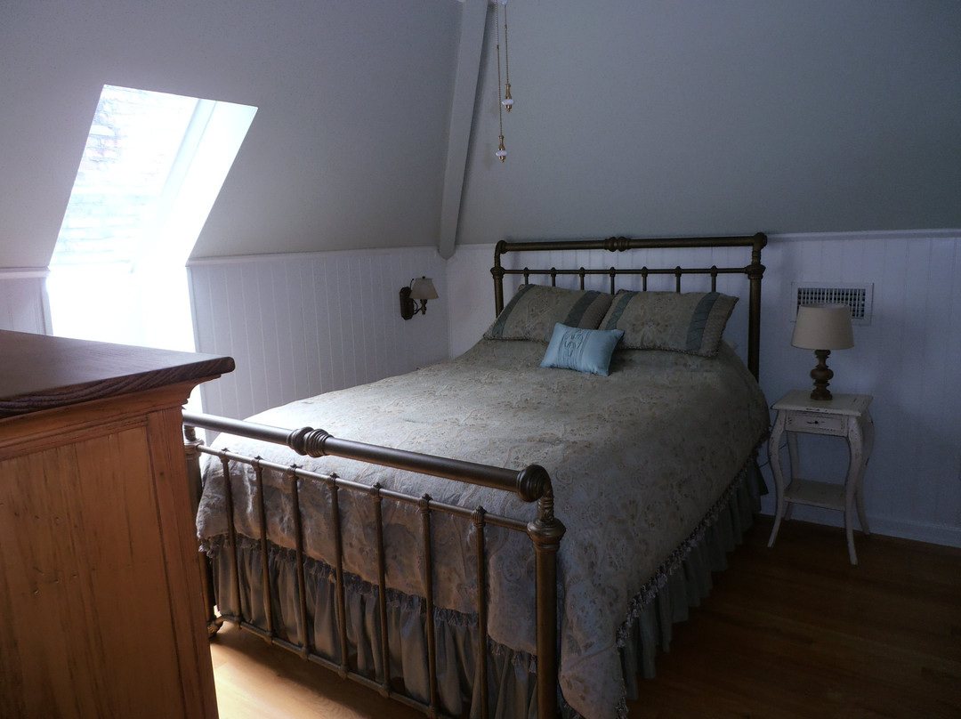 Tudor Oaks Inn主图