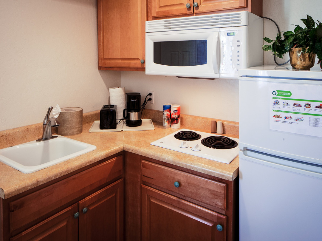 Pines Inn & Suites主图