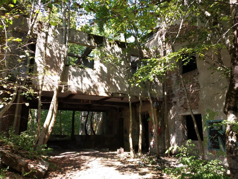 Abandoned Restaurant on the Akhun Mountain景点图片