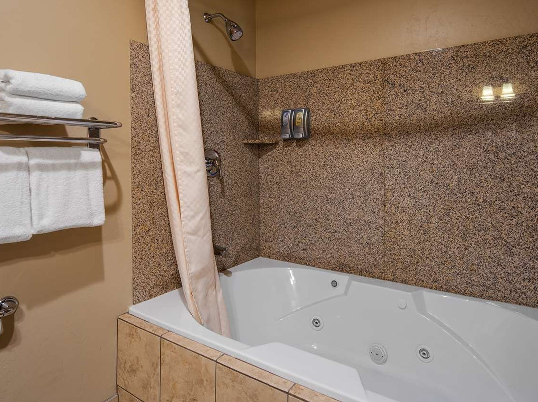 Crandon Inn & Suites主图