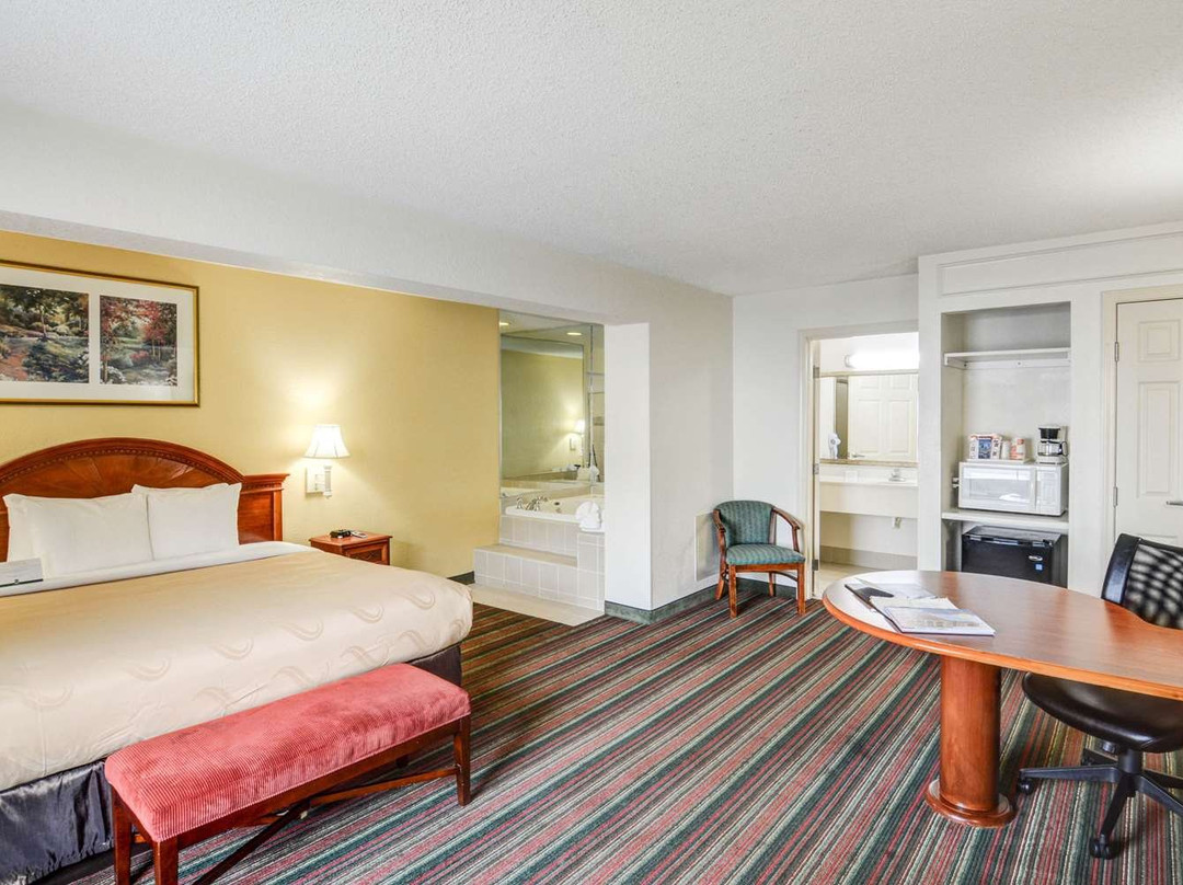 比尔特莫尔东凯艺套房酒店主图