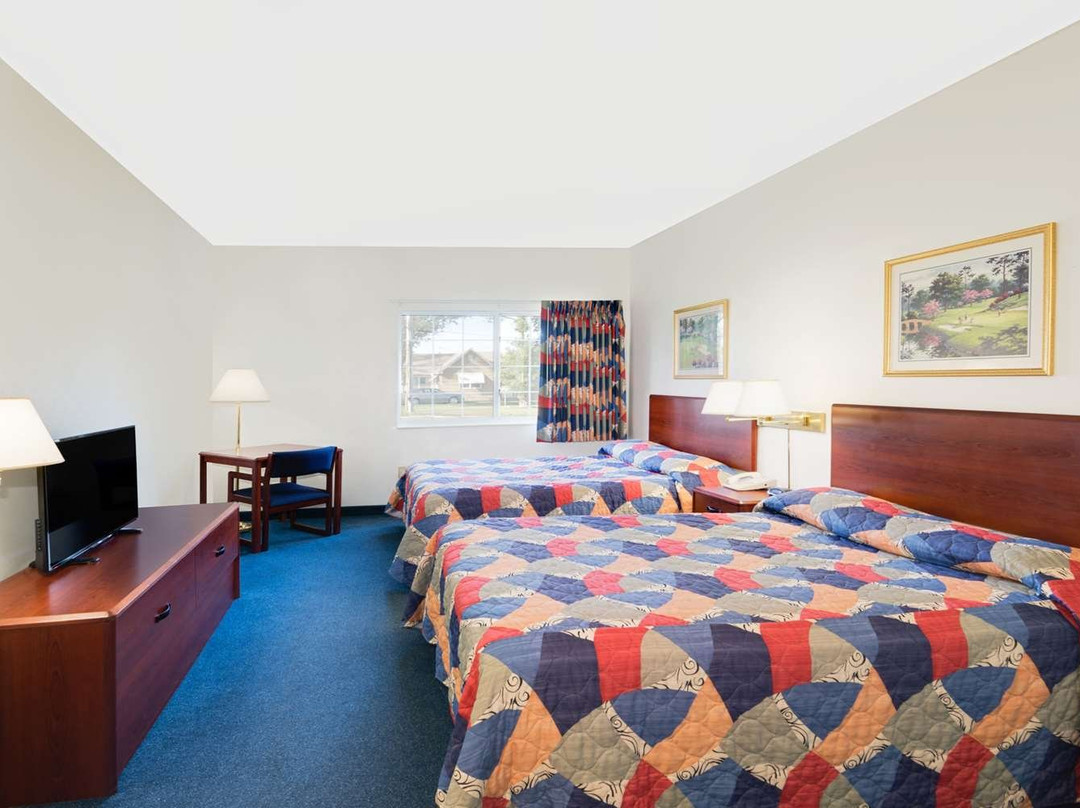 埃默茨堡温德姆速8酒店主图