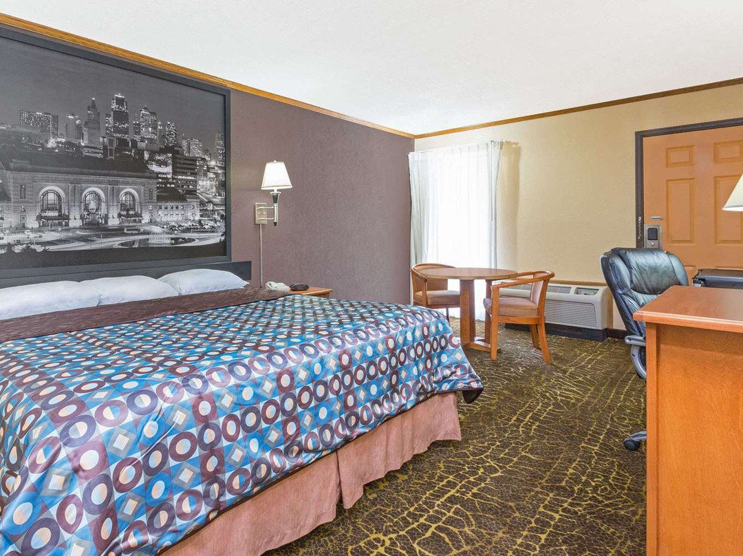 Super 8 by Wyndham Kansas City Airport主图