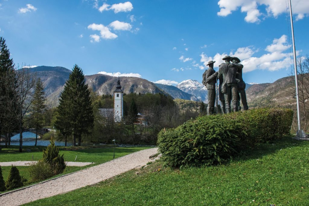 博希尼湖旅游景点-Monument To Four Courageous Men