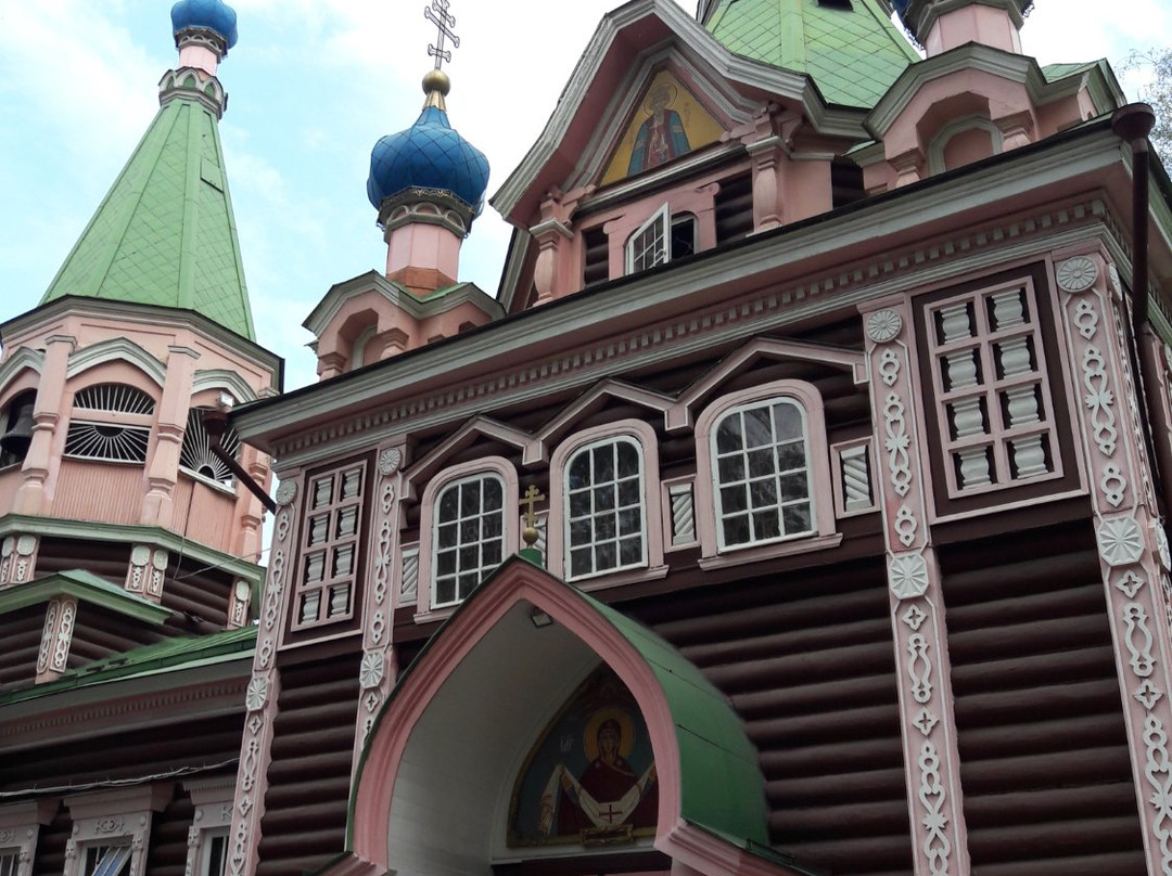 Sacred Troitskiy Temple景点图片