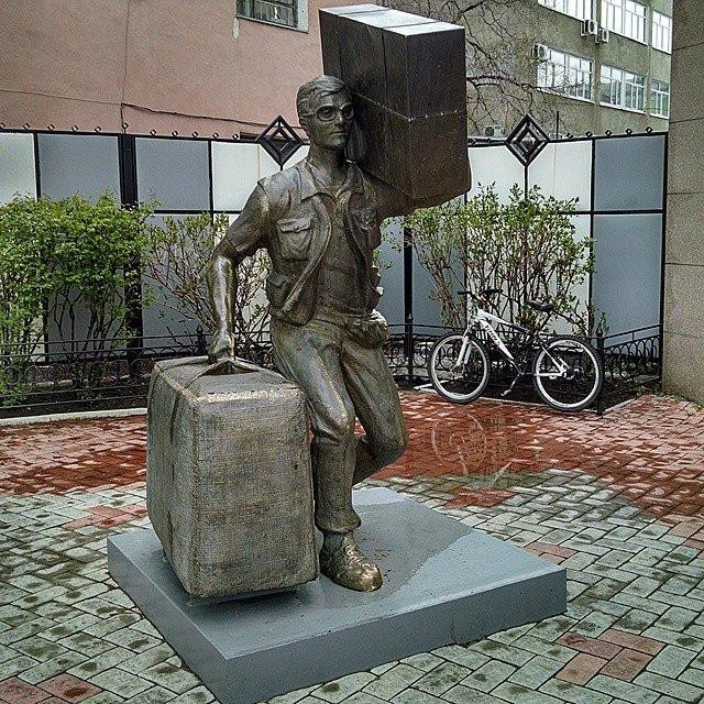 Monument to Suitcase Trader景点图片