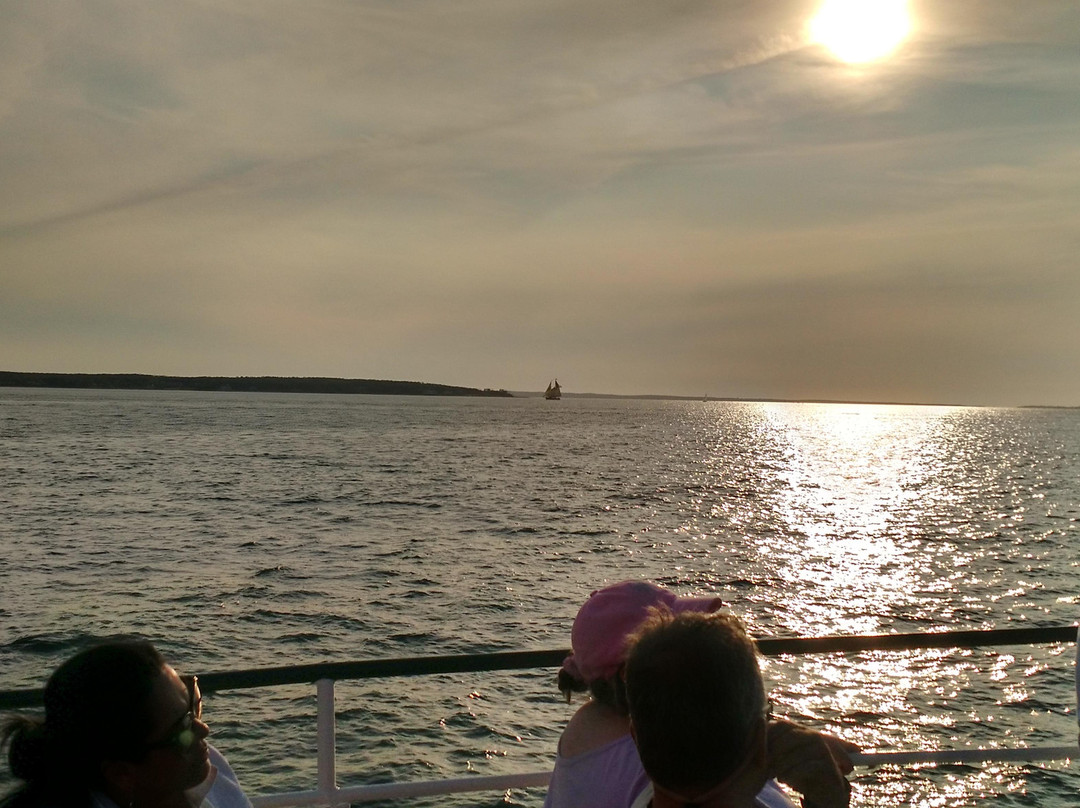 Island Queen Ferry景点图片